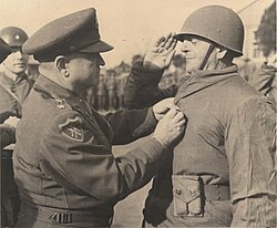 Briqada generalı Tahsin Yazıcı General-leytenant Uolton Valkerdən "Gümüş Ulduz" alarkən (15 dekabr 1950)