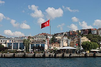 İstanbul boğazında dalğalanan Türk bayrağı
