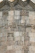 Kilsənin barabanında daş-oyma işləri