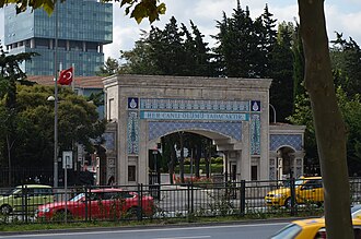 Böyükdərə küçəsindəki Zəncirliquyu qəbiristanlığının əsas qapısının görünüşü.