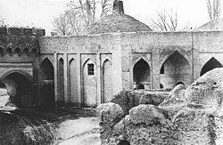1871-ci ildə çəkilmiş foto. Müəllif Yemakovdur. Şəklin neqativi Tbilisi Tarix Muzeyində, Yermakovun şəxsi arxivindədir. Fotonun azacıq fərqli bir nüsxəsi isə Bakıda Əlyazmalar İnstitunda saxlanılır. Hər iki yerdə şəklin altında rusca yazılmışdır: "Нуха; Мечеть и банья". Lakin Qala divarlarına bitişik tikilinin üzərində lövhə var və o lövhədə rusca yazılmışdır: "Цейхгауз елиcаветпольского местного батальона" (Yelisavetpolun yerli batalionunun silah anbarı), buna görə də şəkildəki qala Gəncə qalası da ola bilər.
