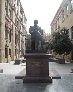 AMEA Rəyasət Heyəti binasının yanındakı heykəli