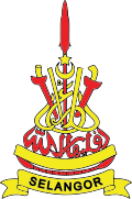Selangor dövlətinin gerbi (gerbdə Allahın himayəsi altında yazılıb)