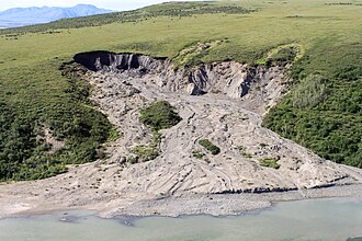 Arktik istiləşmə. Permafrost ərintiləri infrastrukturu sarsıdır və havaya istixana qazı olan metan buraxır.