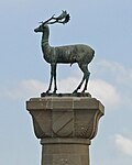 Limanda yerləşən tuncdan hazırlanmış geyik heykəlləri.