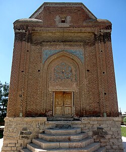 Marağada tikilmiş qülləvari günbəzlərdən biri olan Qırmızı Günbəz türbəsi.