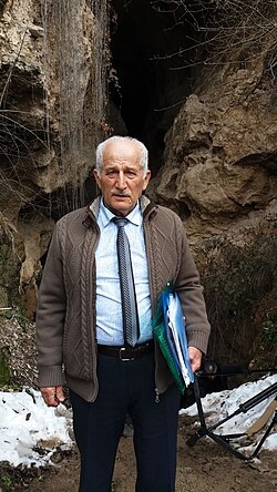 Əsədulla Cəfərov Azıx mağarasının qarşısında. 17 mart 2021 il.