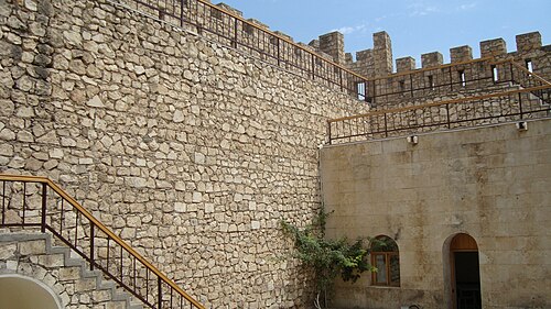Şahbulaq qalasının 2010-cu ildə çəkilən daxili görünüşü. Şəkildə qalanın mağzalları və bürcləri öz əksini tapmışdır. Şəkil erməni işğalından sonraya aiddir.