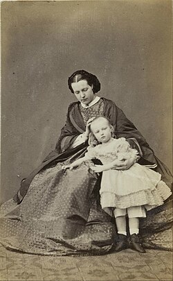 Anası Belçika kraliçası Mariya Henretta ilə, 1863-cü il