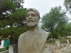 Nizami adına Ədəbiyyat Muzeyinin binasının pəncərəsində Fələki Şirvani rəsmi