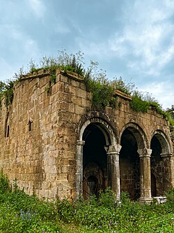 Yerləşkənin cənub hissəsində üçtağlı eyvan-portikdən içəriyə giriş qapısı yerləşir. Daxilin işıqlandırılması isə ensiz balaca pəncərələrlə təmin edilir.
