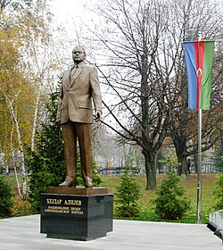 Heydər Əliyevin Serbiyanın paytaxtı Belqrad şəhərinin Taşmaydan parkında heykəli.
