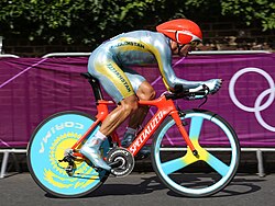 2012-ci il London Yay Olimpiya Oyunlarında kişilərin velosipedsürmə yarışlarında qazax bayrağını jantlara taxan Aleksander Vinokurov