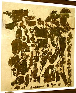 Şirvanşahlar türbəsindən aşkarlanmış kətan parça qalığı (kəfən). Azərbaycan Tarix Muzeyi