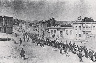 Osmanlı əsgərlərinin müşayəti ilə Harputdan (Xarpert) yaxınlıqdakı Məzirə həbsxanasına (müasir Elazığ) aparılan erməni mənşəli mülki əhali. Aprel, 1915-ci il