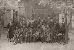Soldan oturan 1-ci Bədri Seyidzadə müəllim və şairlər ilə (Bakı, 1916-cı il)