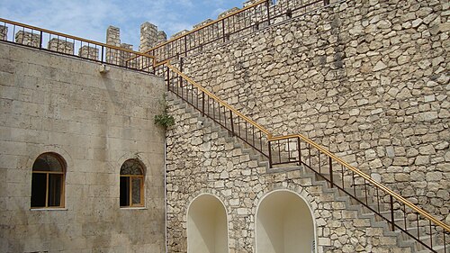 Qalanın üstdən görünüşü. Şəkildə qalaya çıxılan pilləkənlər və mağzallar öz əksin tapmışdır. Şəkil erməni işğalından sonraya aiddir.