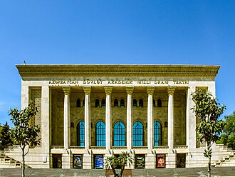 Teatrın Füzuli meydanına baxan əsas fasadı