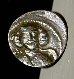 Atropatena hökmdarı I Daranın gümüş drahması. Xarabagilan ərazisindən aşkarlanıb və Azərbaycan Tarix Muzeyində sərgilənir.