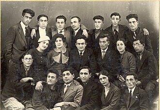 Ətayə Əliyeva (orta cərgə sağdan 2-ci) C. Cabbarlı adına İrəvan Azərbaycan Dövlət Dram Teatrının yaradıcı heyəti ilə, 1937-ci i