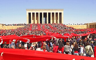 Anıtqəbir göstərişlərində istifadə olunan Türk bayraqları