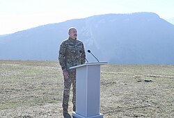 Prezident İ.Əliyev tribuna önündə