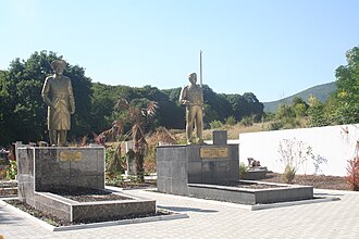 Əhmədiyyə Cəbrayılovun və oğlu Mikayıl Cəbrayılovun Oxud kənd qəbiristanlığında məzarları və heykəlləri
