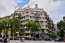 Binanın gündüz görünüşü