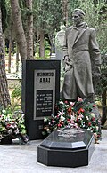 Məmməd Arazın Fəxri Xiyabanda qəbirüstü abidəsi