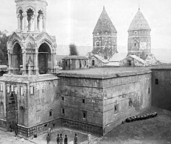 Muş ili ərazisində IV əsrdə əsası qoyulmuş Müqəddəs Karapet monastırının təxminən 1915-ci ilə aid fotosu.