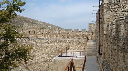 Qalanın arxadan görünüşü. Şəkildə qalanın mağzalları və bürcləri öz əksini tapmışdır. Şəkil erməni işğalından sonraya aiddir.