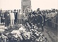 Səməd Vurğunun vəfatının ildönümü mərasimi zamanı Azərbaycan yazıçı və şairləri ilə, Bakı, may 1957.